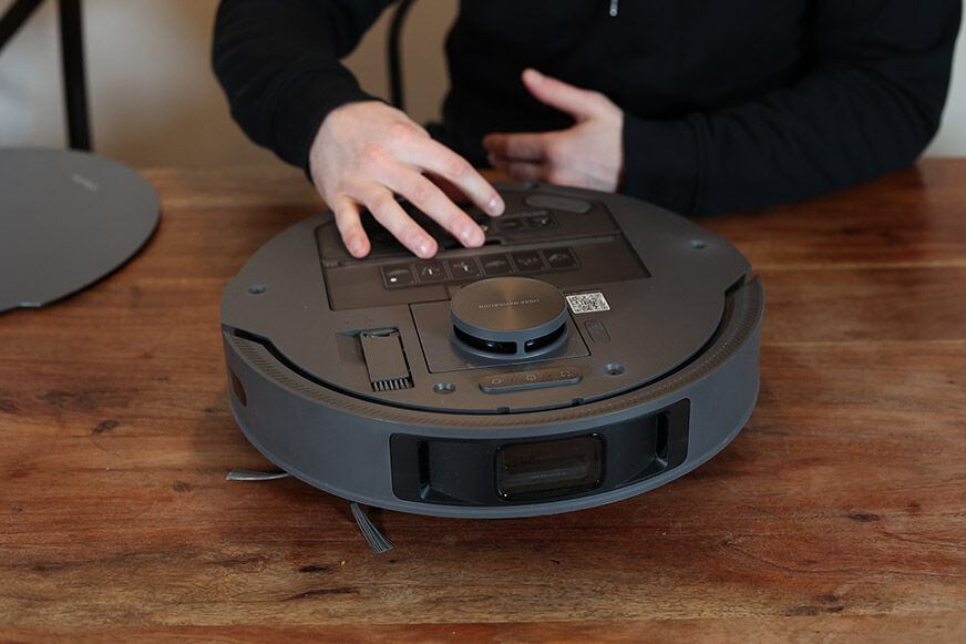 Der Deckel des Dreame L10s Pro ist abgenommen und man sieht das Innere des Saugroboters.